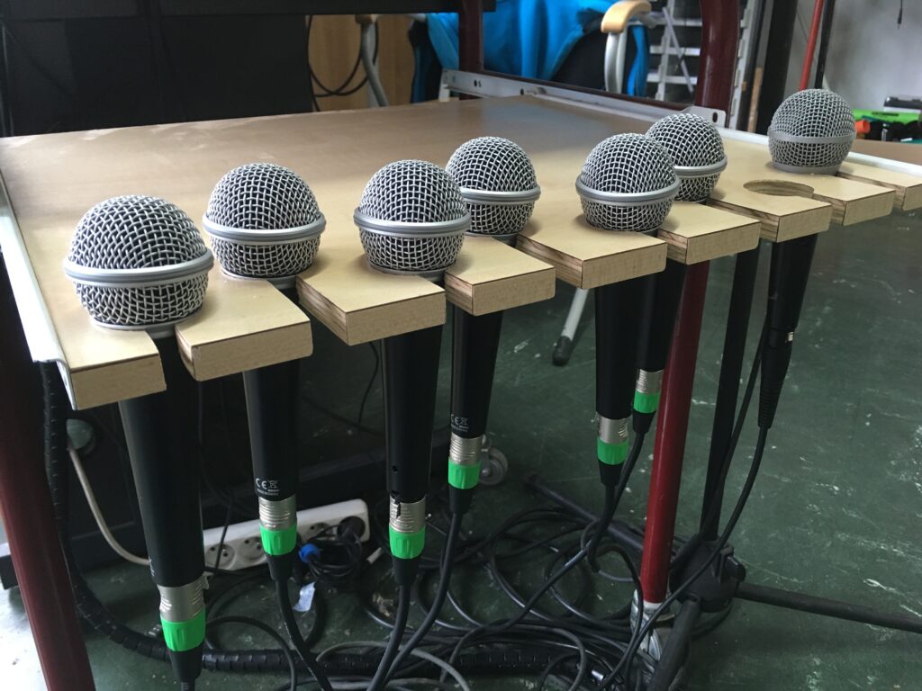 Microphones Sur Pied. Microphones Sur Pied, Micro De Studio Pour Chanter  Avec Des Compteurs. Ensemble D'équipement Audio De Concert